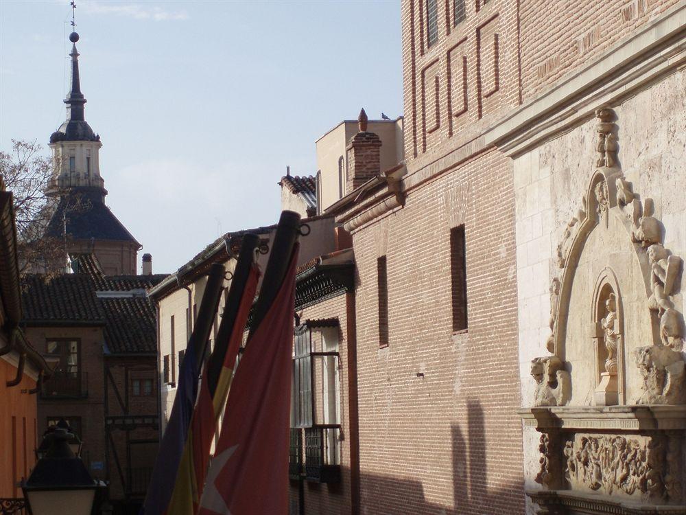 Miguel De Cervantes Alcalá de Henares Buitenkant foto