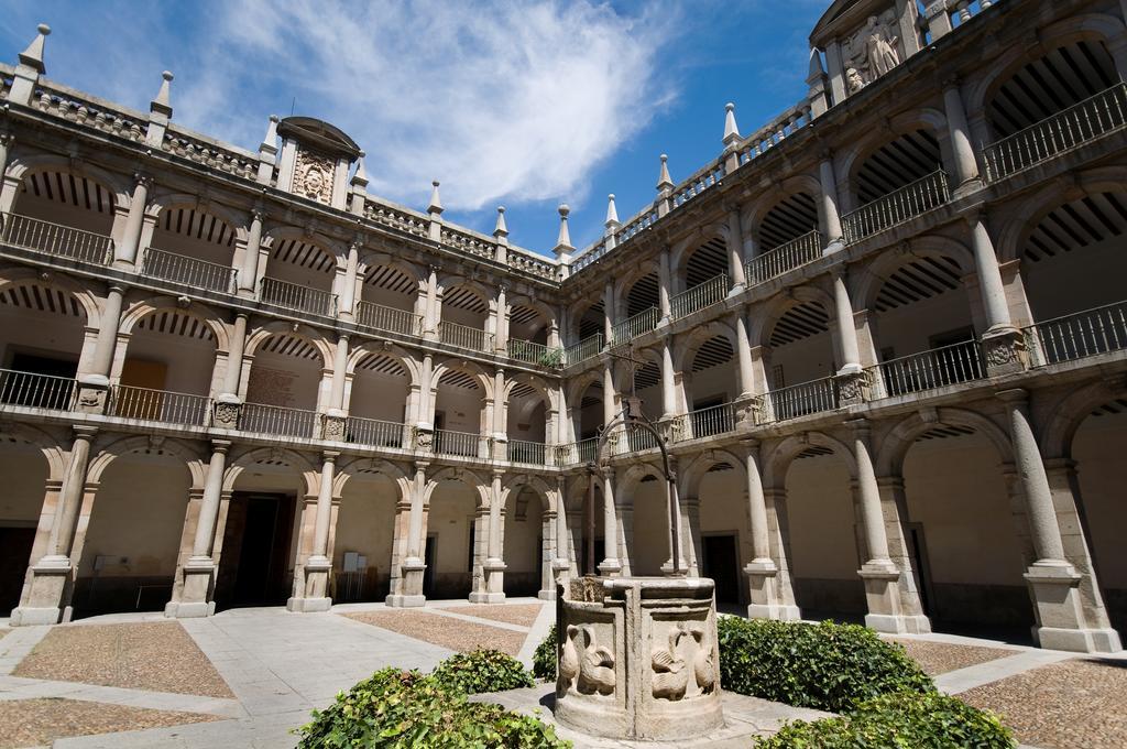 Miguel De Cervantes Alcalá de Henares Buitenkant foto