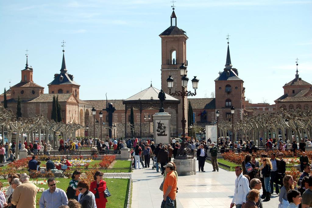 Miguel De Cervantes Alcalá de Henares Buitenkant foto